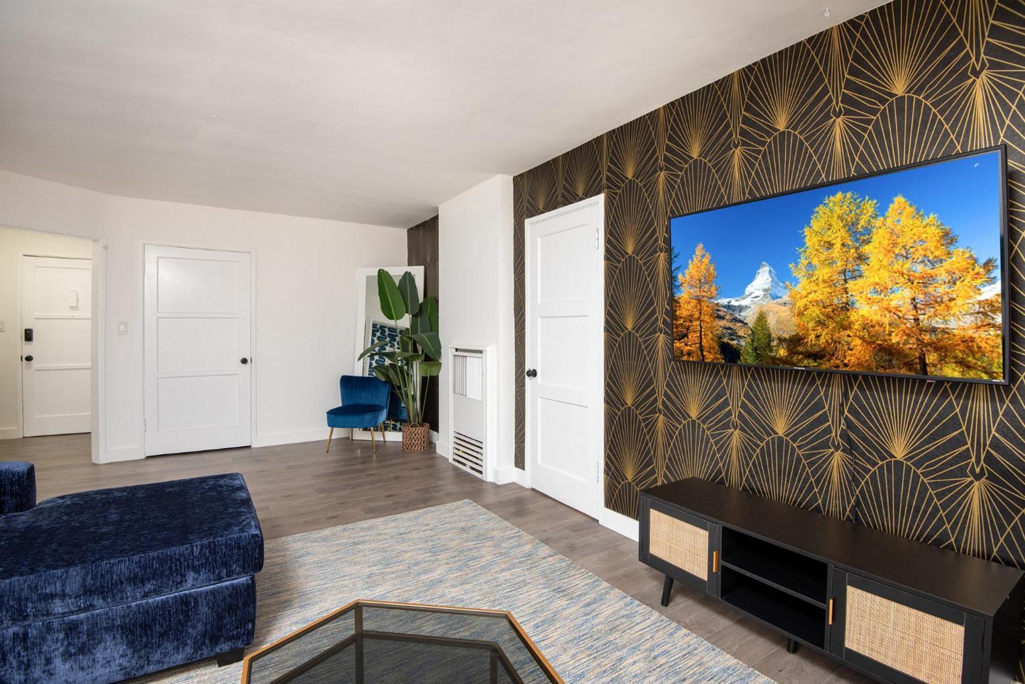 Prime Location And Luxury Living W/ Hot Tub Apartment *