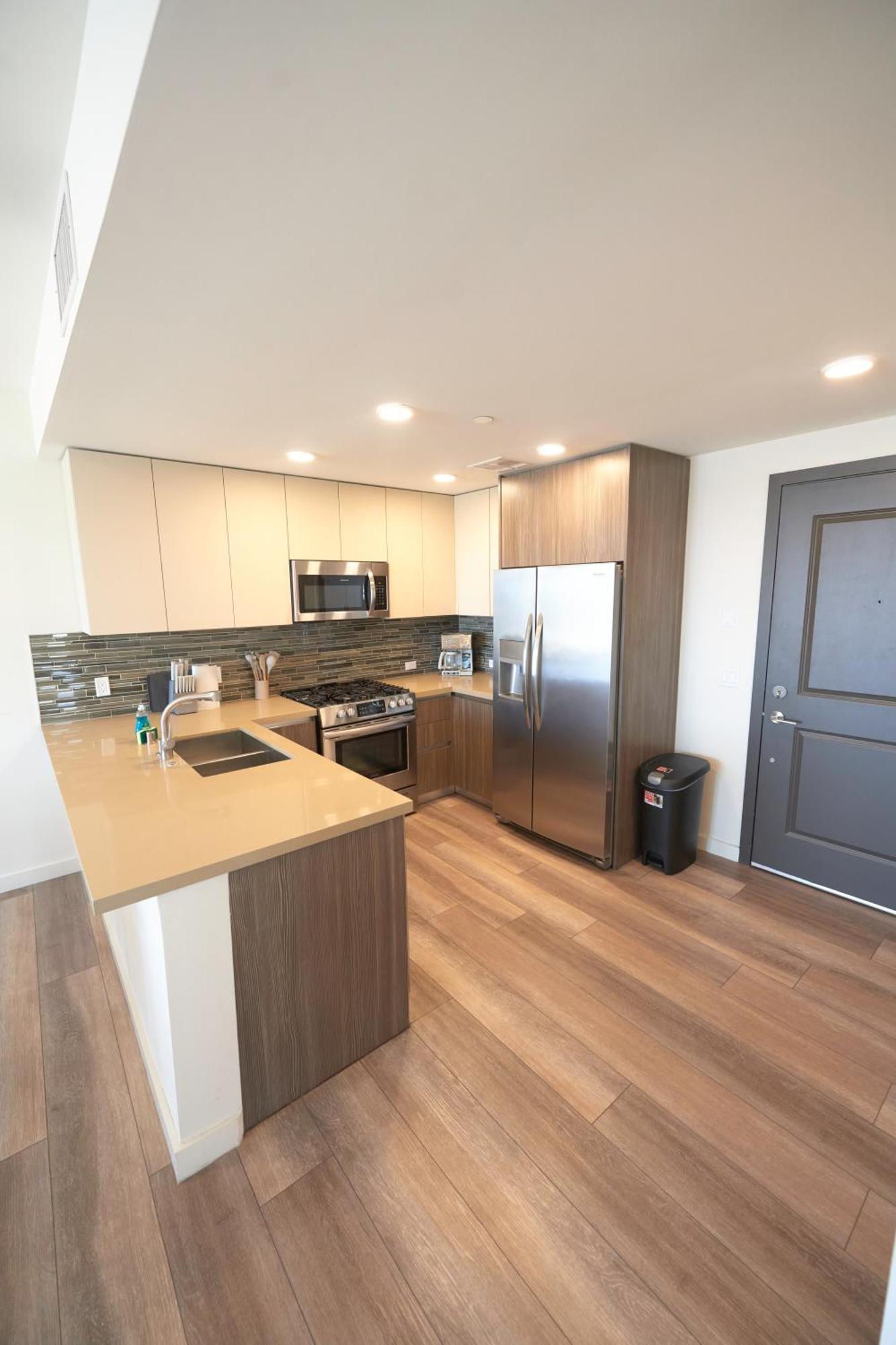 Beverly Hills Penthouse 2bd 2ba Floor!