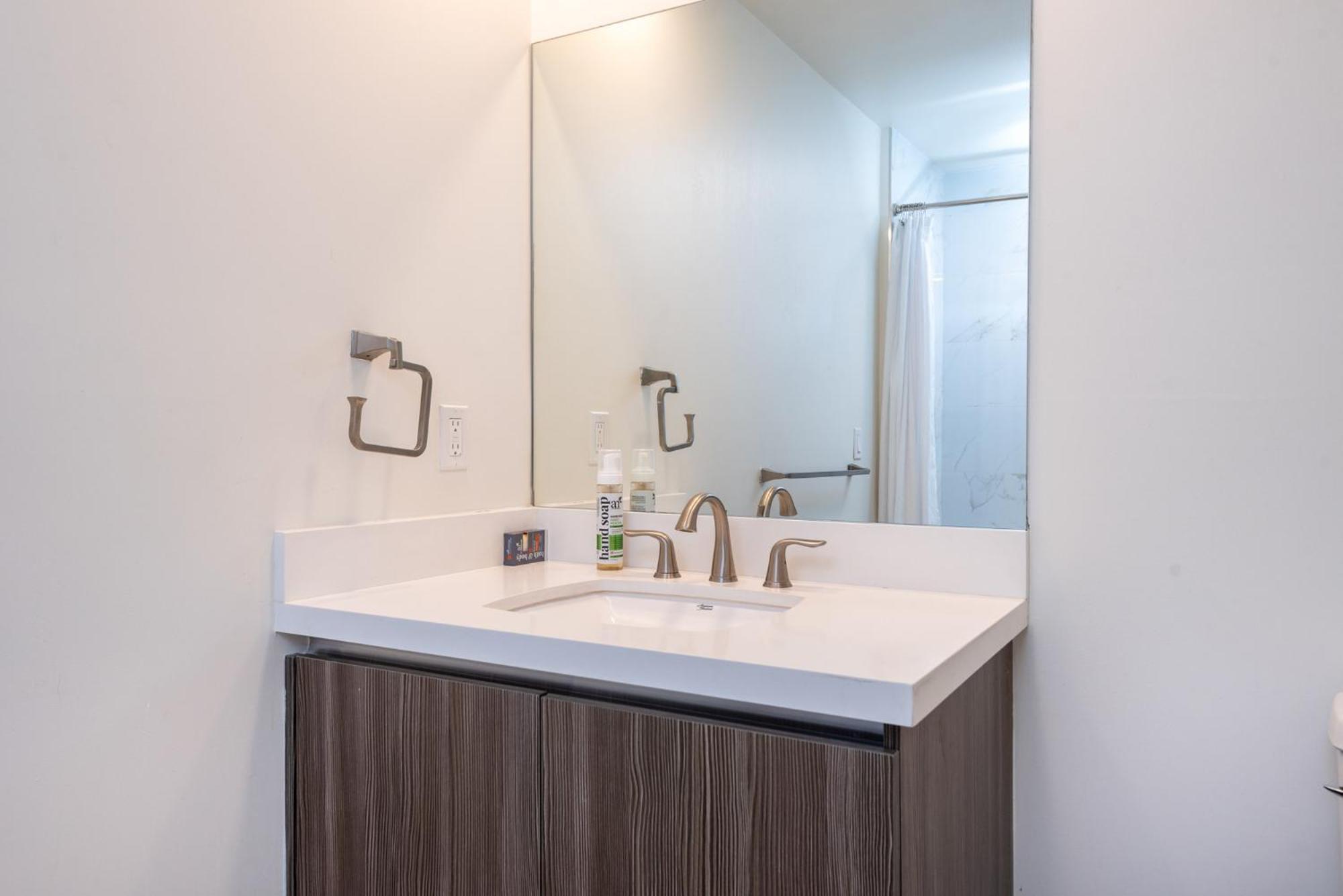Apartment Beverly Hills Luxury 2bd 2ba Gated Parking! *