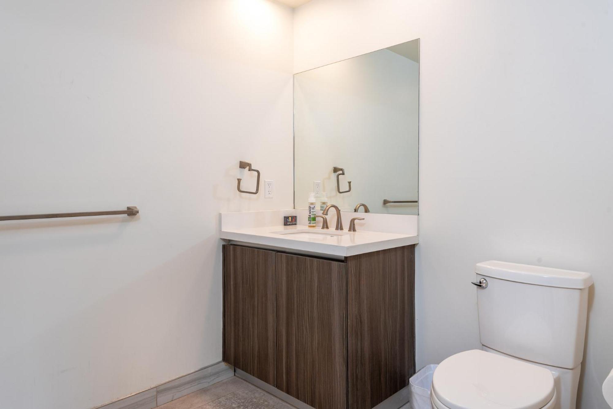 Beverly Hills Luxury 2bd 2ba Gated Parking!