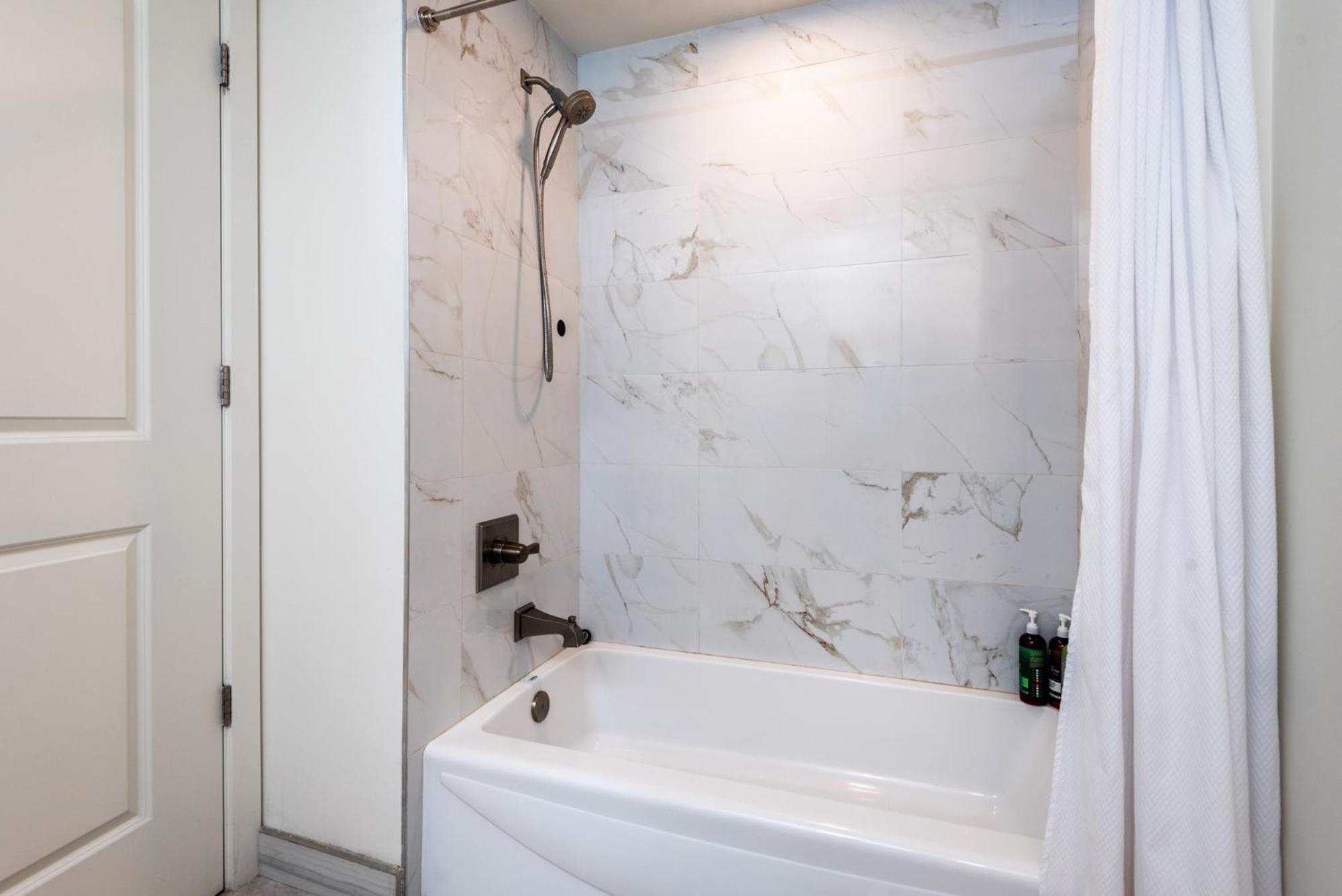 Beverly Hills Luxury 2bd 2ba Gated Parking! Los Angeles