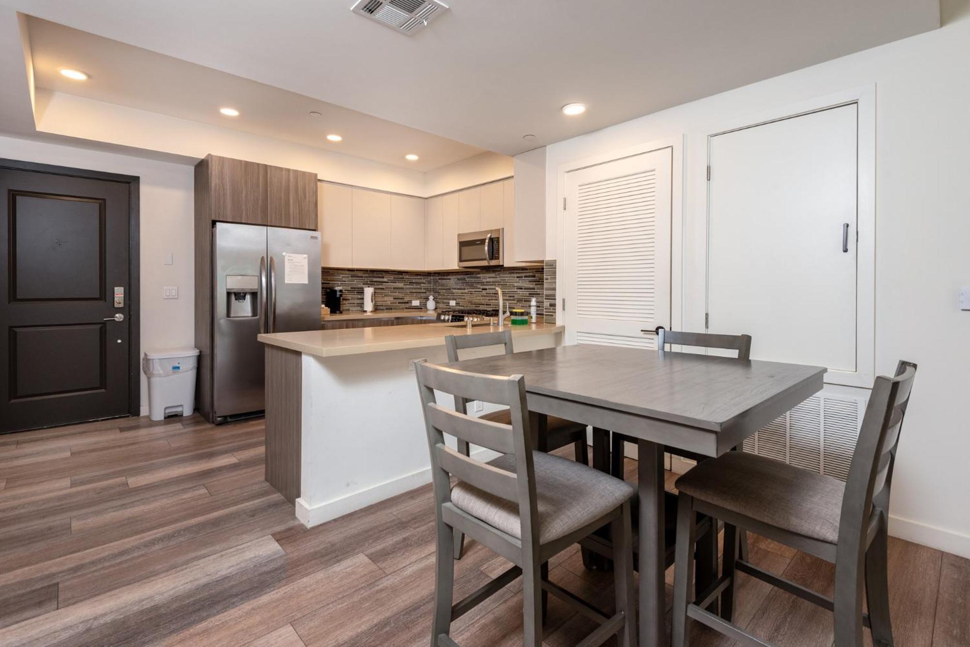 Beverly Hills Luxury 2bd 2ba Gated Parking!