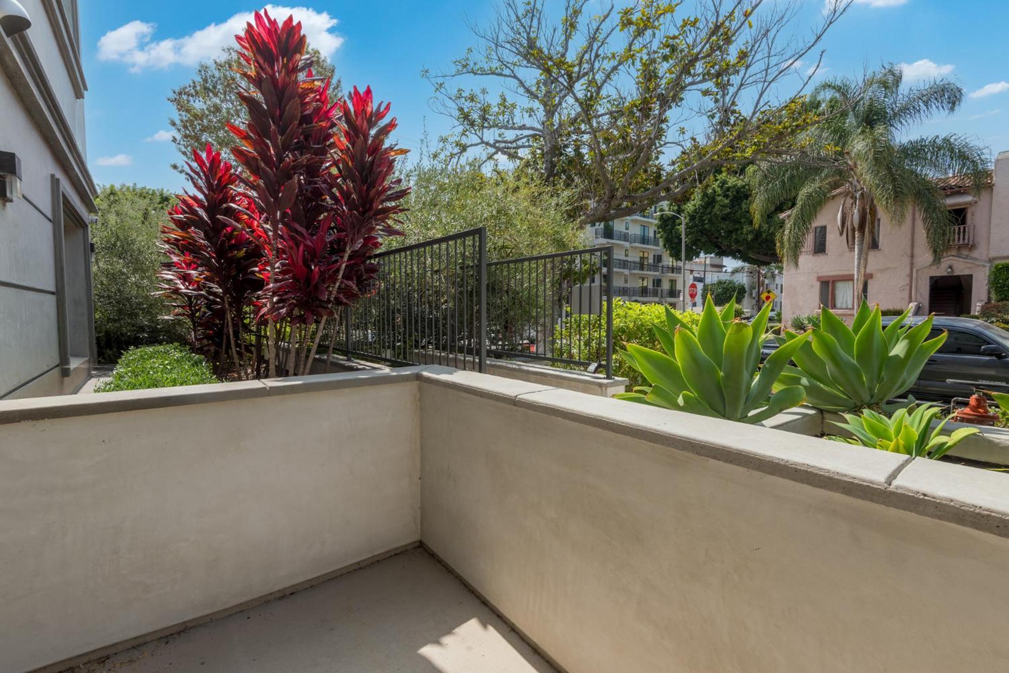 Beverly Hills Luxury 2bd 2ba Gated Parking!