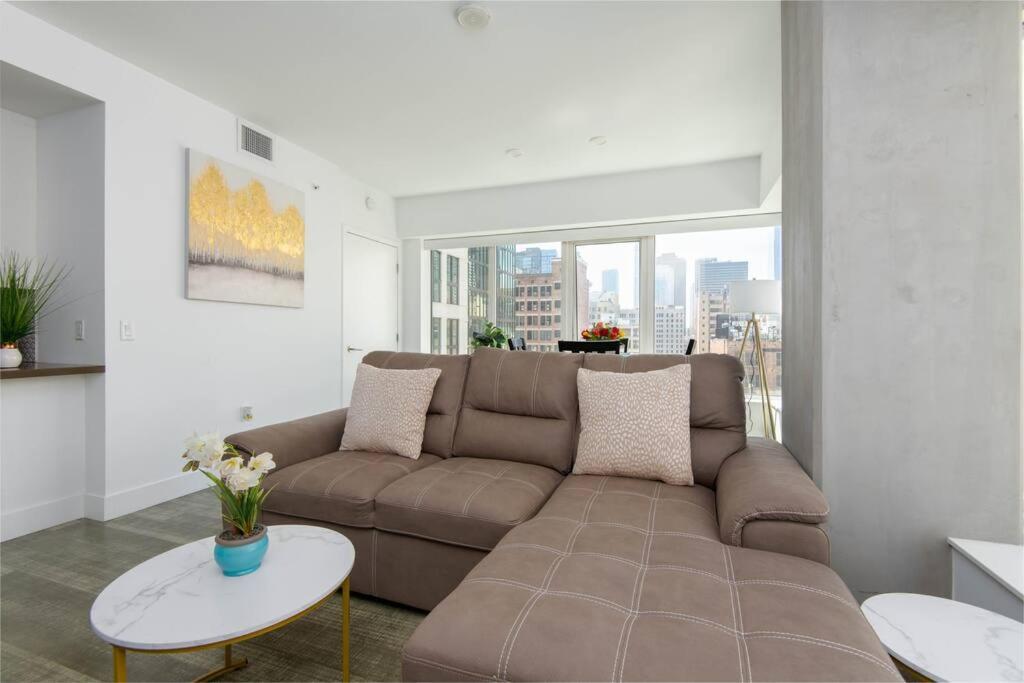 High Rise 3 Bedroom Sleeps 9 Walk To Cripto Arena In 20 Minutes Los Angeles