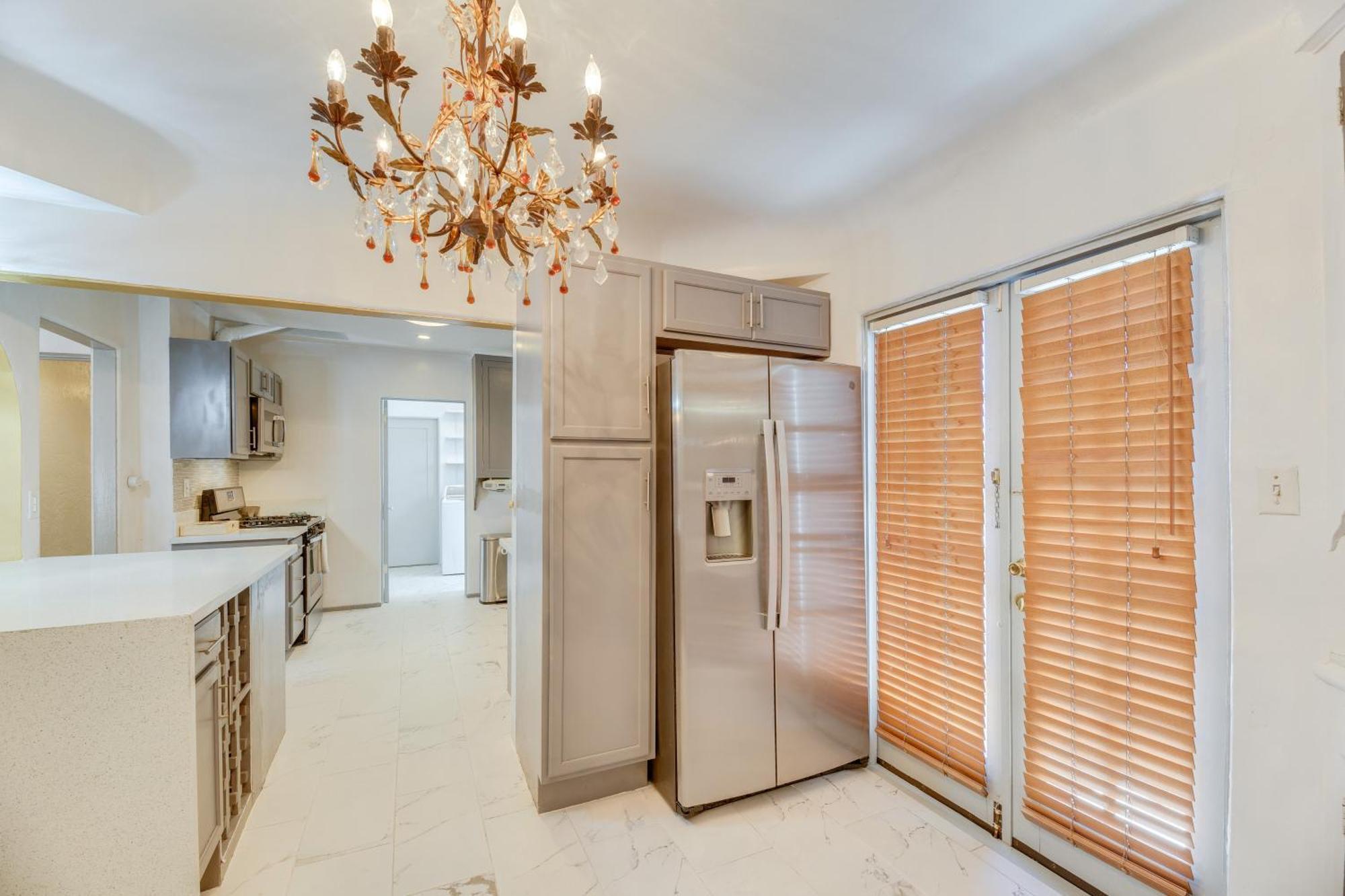 Upscale Angeles Retreat With Patio And Bbq Grill!