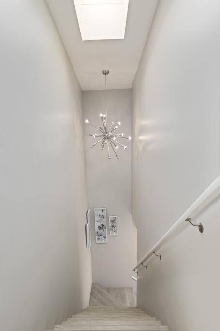 Prime La Location: Stylish 2-bedroom Getaway! Los Angeles