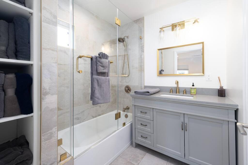 Prime La Location: Stylish 2-bedroom Getaway! Holiday home Los Angeles
