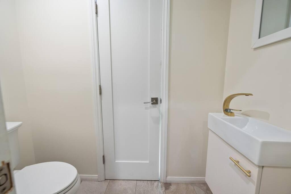 Holiday home Prime La Location: Stylish 2-bedroom Getaway! Los Angeles