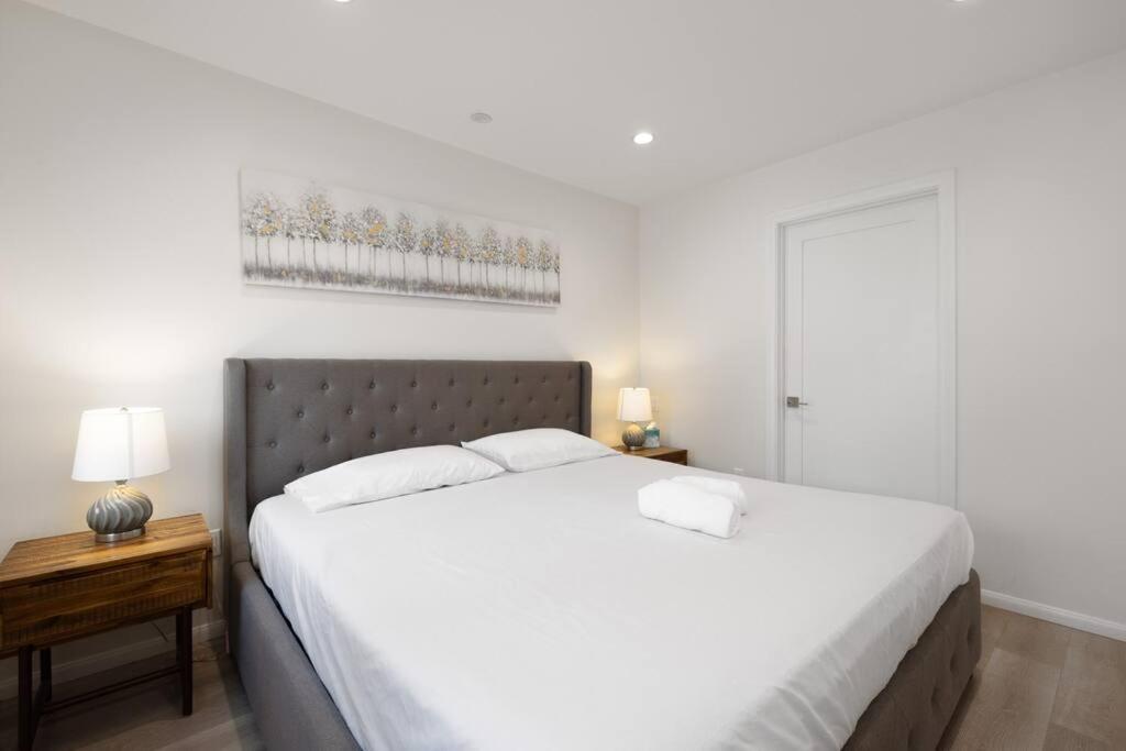 Prime La Location: Stylish 2-bedroom Getaway! Holiday home Los Angeles