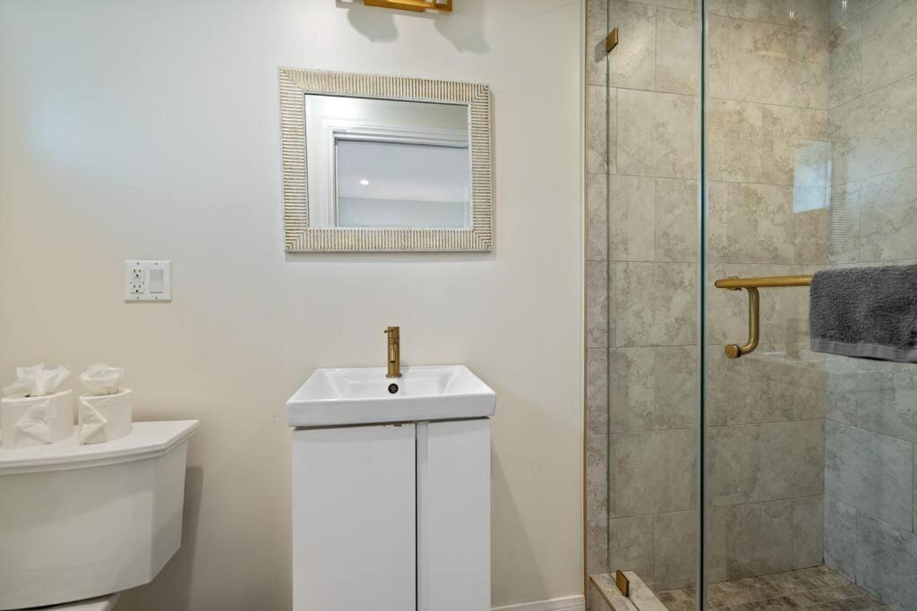 Prime La Location: Stylish 2-bedroom Getaway! Los Angeles