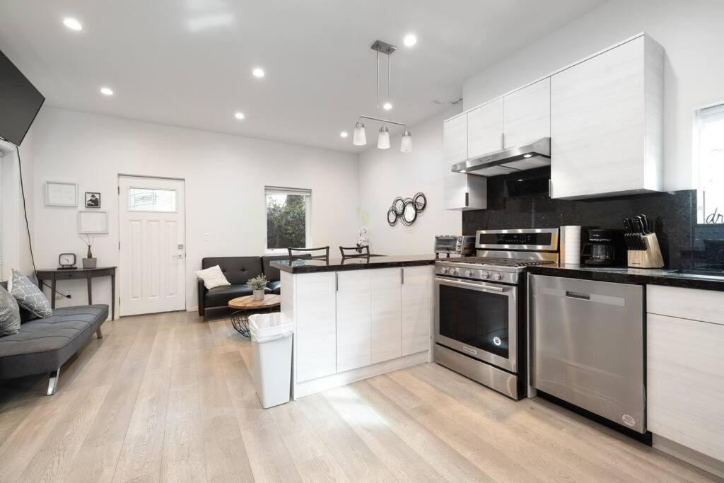 Prime La Location: Stylish 2-bedroom Getaway! Holiday home