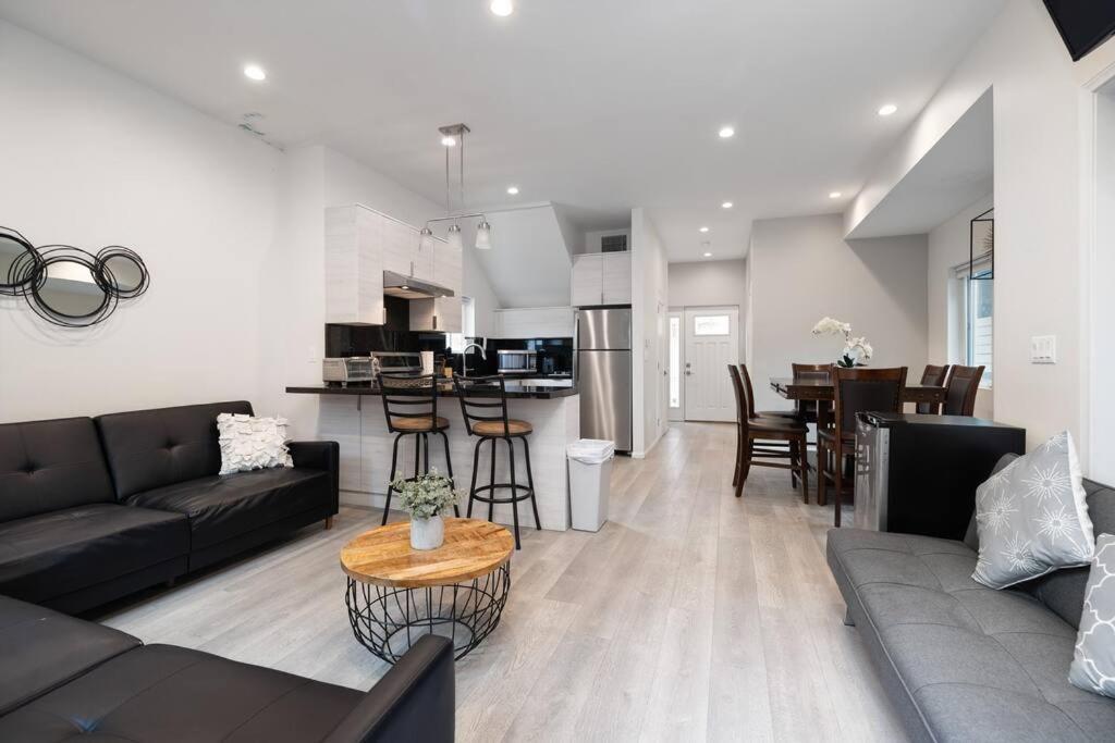 Prime La Location: Stylish 2-bedroom Getaway! Holiday home *