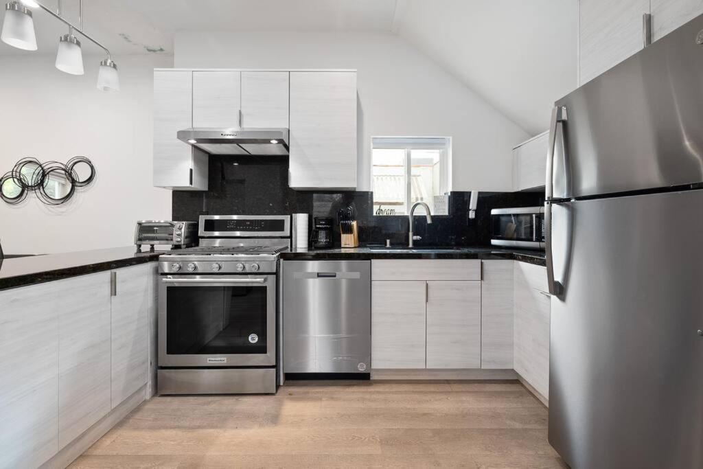 Holiday home Prime La Location: Stylish 2-bedroom Getaway! *