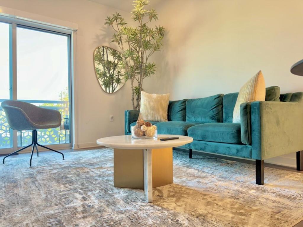 New One Bedroom Penthouse, Silver + Parking! Apartment Los Angeles