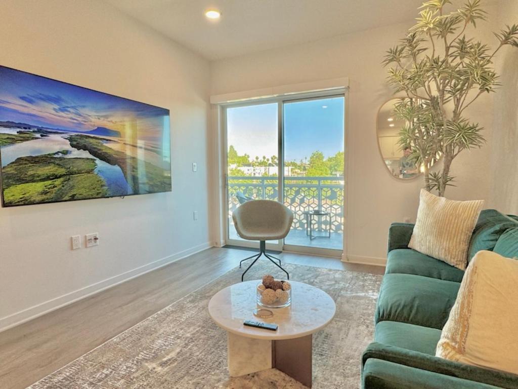 New One Bedroom Penthouse, Silver + Parking!