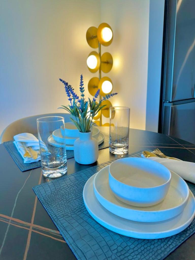 Apartment New One Bedroom Penthouse, Silver + Parking! *