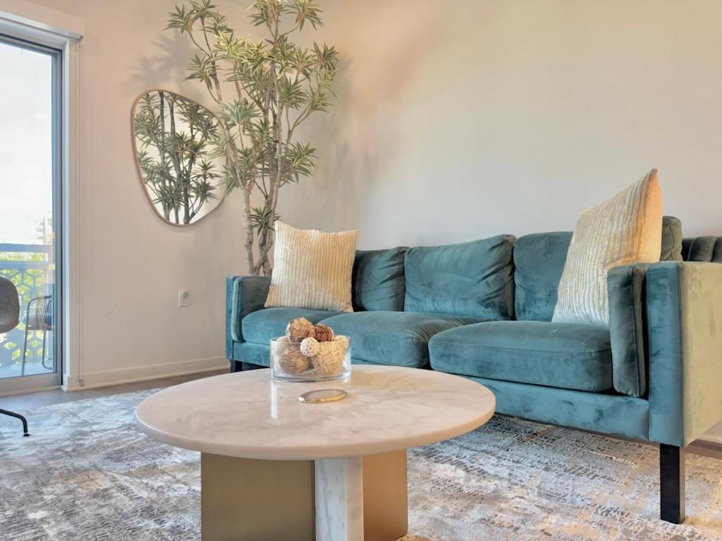 New One Bedroom Penthouse, Silver + Parking! Apartment *