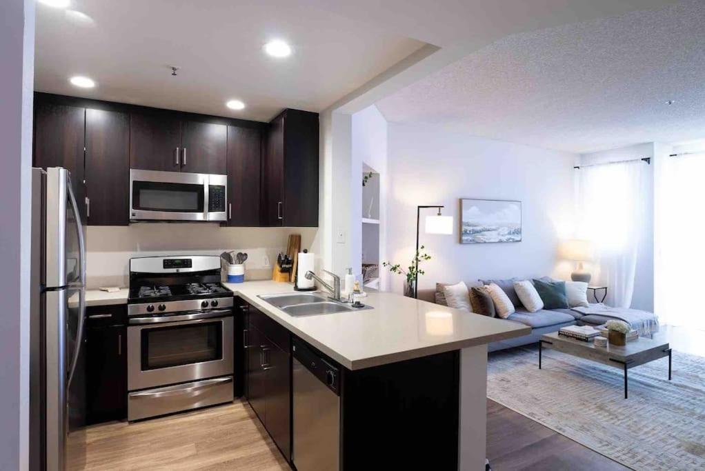 Tulip - 2 Bedroom In West Hollywood Apartment