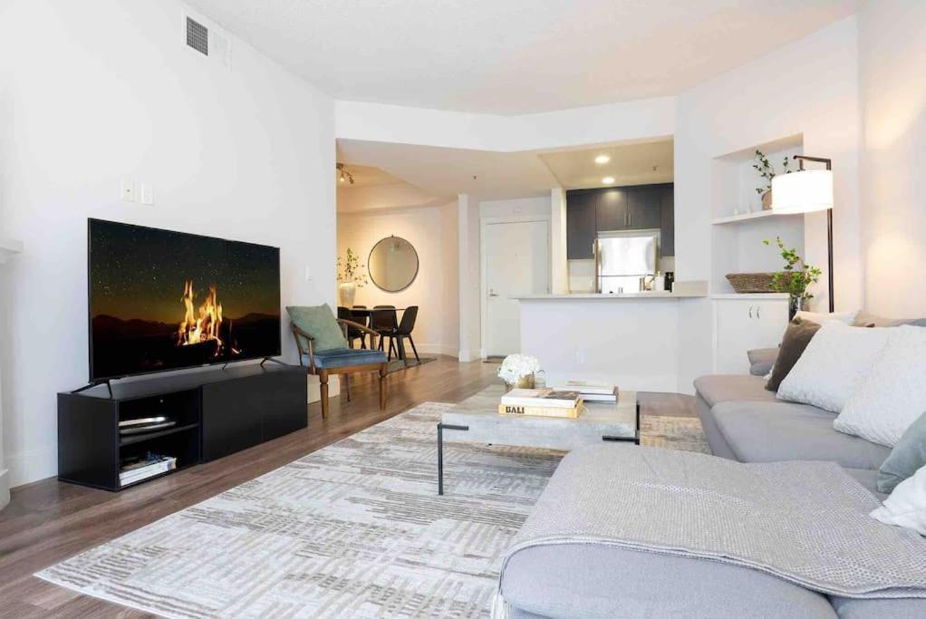 Tulip - 2 Bedroom In West Hollywood Apartment