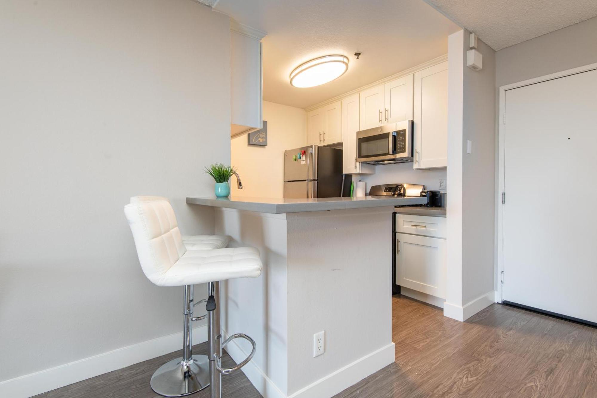 Apartment Sleeps 5 Major Attractions Mins Away 1 Bedroom