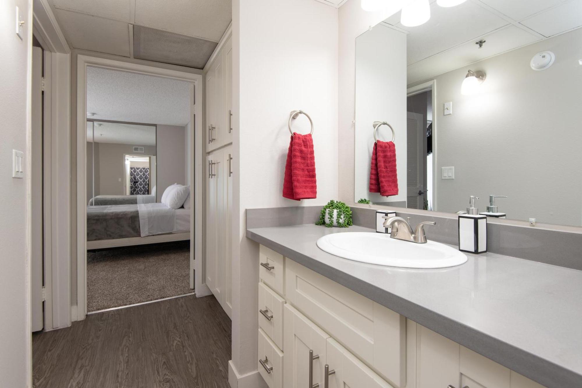 Sleeps 5 Major Attractions Mins Away 1 Bedroom Apartment