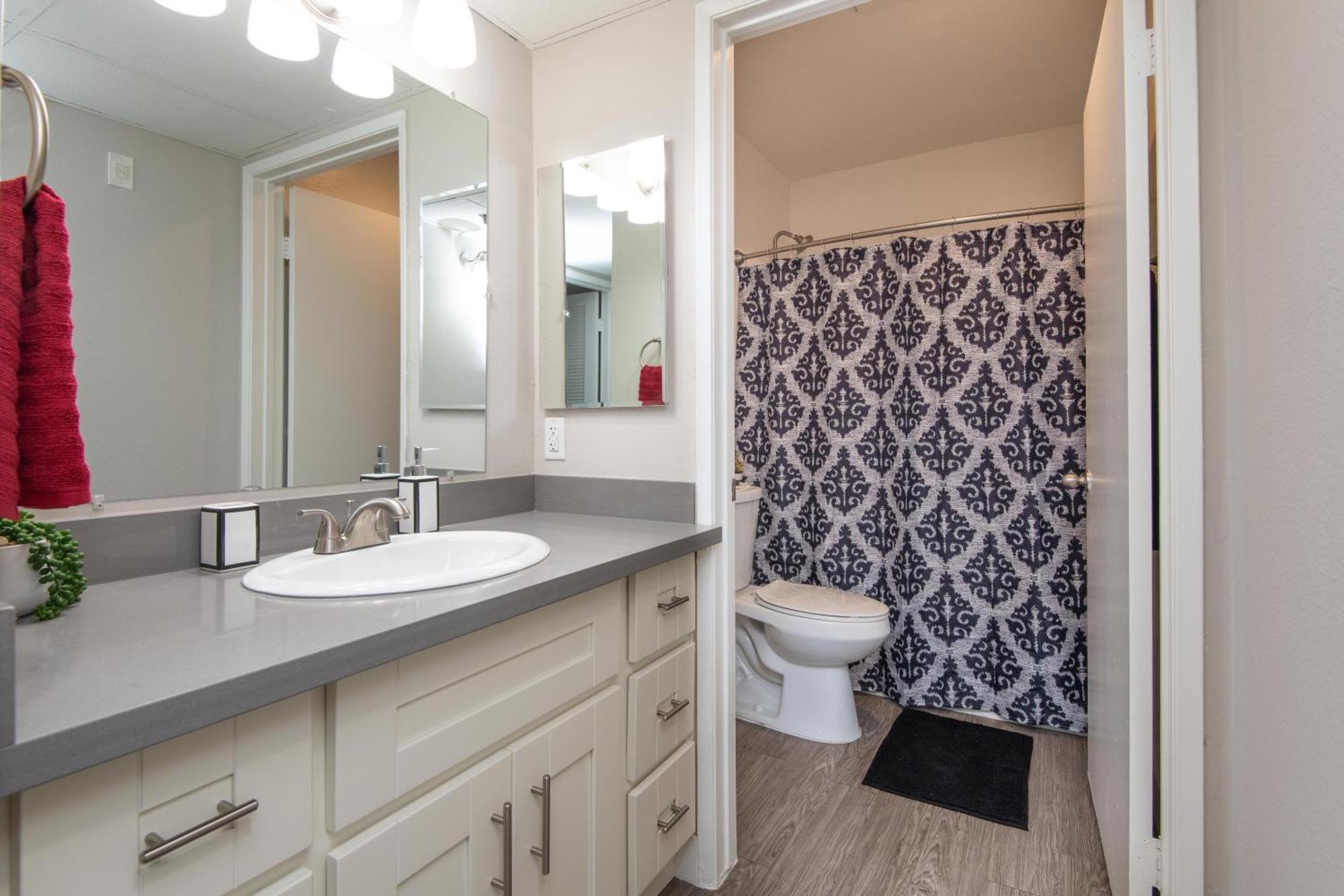 Sleeps 5 Major Attractions Mins Away 1 Bedroom Apartment