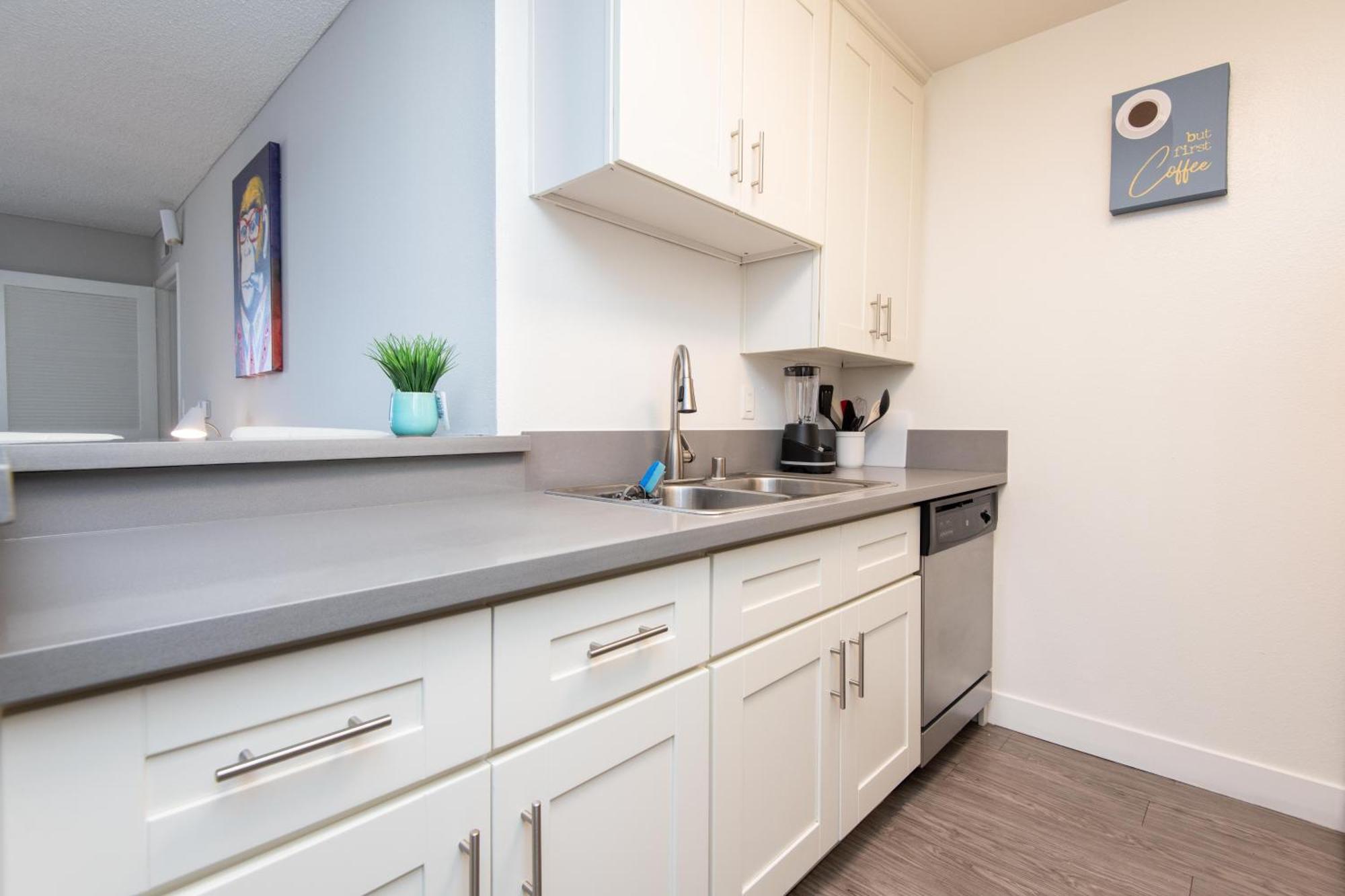 Sleeps 5 Major Attractions Mins Away 1 Bedroom Apartment