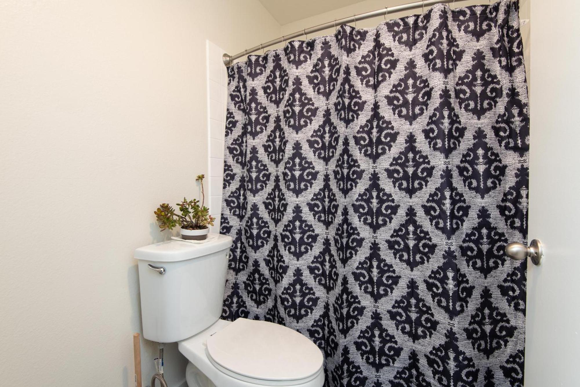 Apartment Sleeps 5 Major Attractions Mins Away 1 Bedroom *