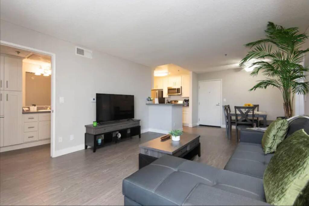 Apartment Hollywood Sleep 7 Panoramic View Two Bedroom With Rooftop Los Angeles