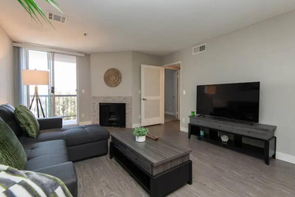 Apartment Hollywood Sleep 7 Panoramic View Two Bedroom With Rooftop Los Angeles