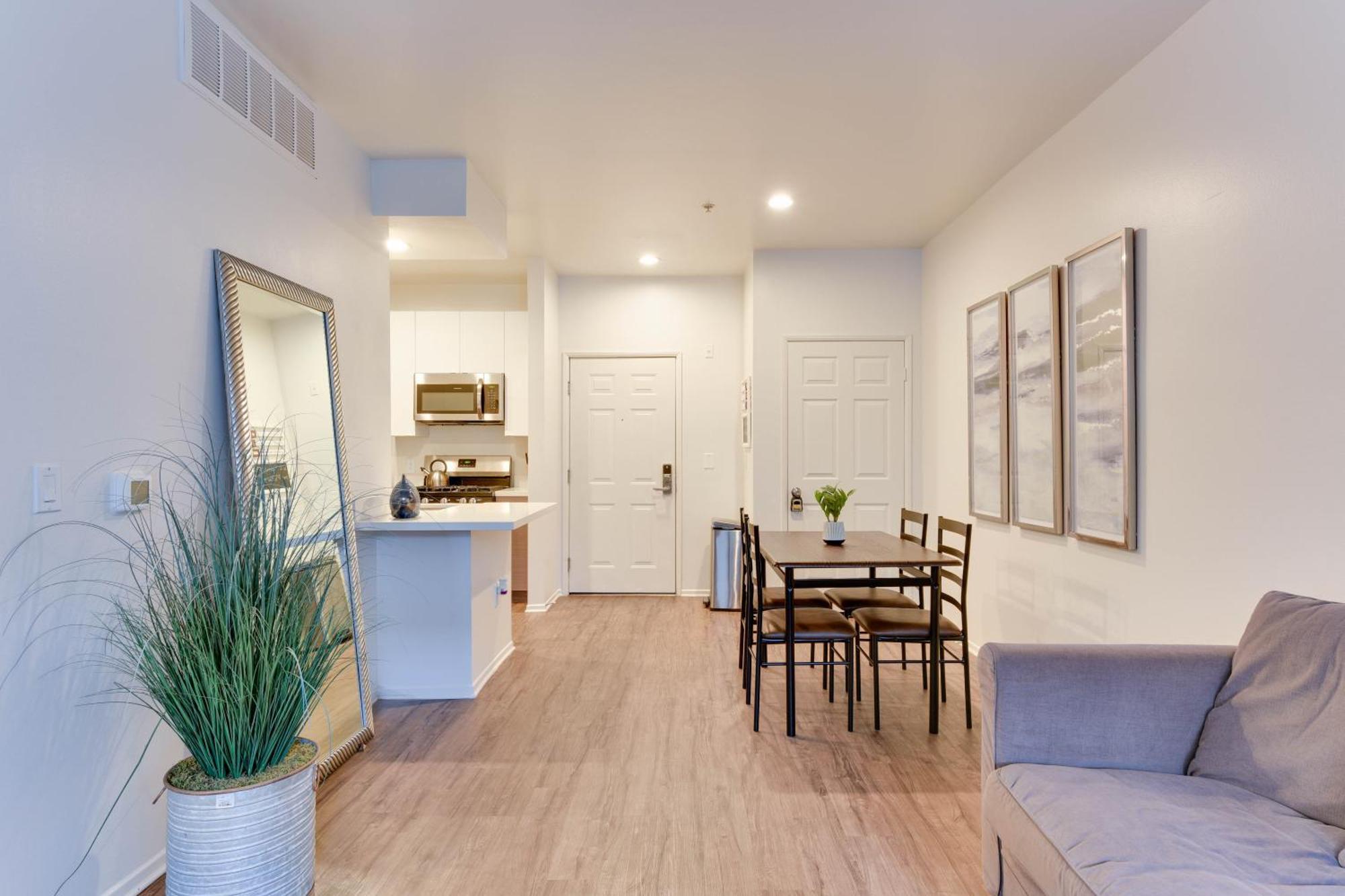 Cozy Unit Conveniently Located Pool View Los Angeles
