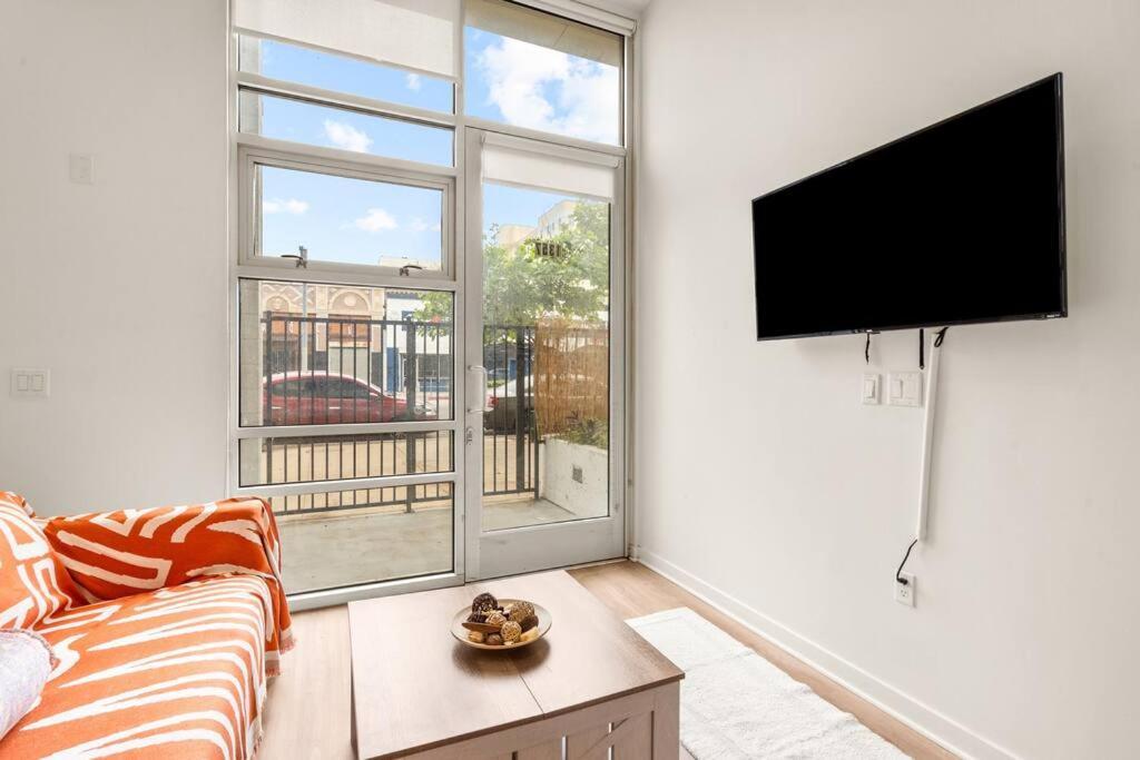 Spacious Dtla With 2 Bed, Free Parking And Pool Apartment