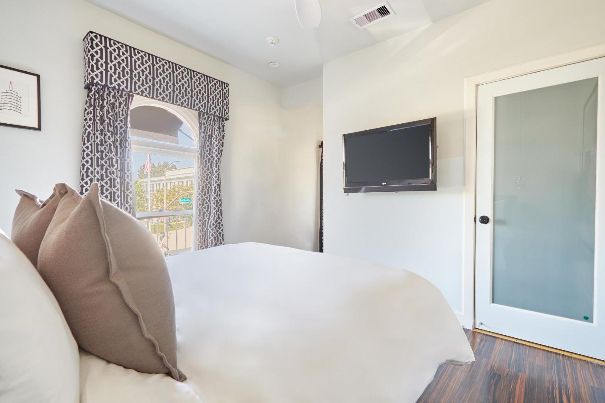 The Crescent Hotel Beverly Hills, Sonder 4*