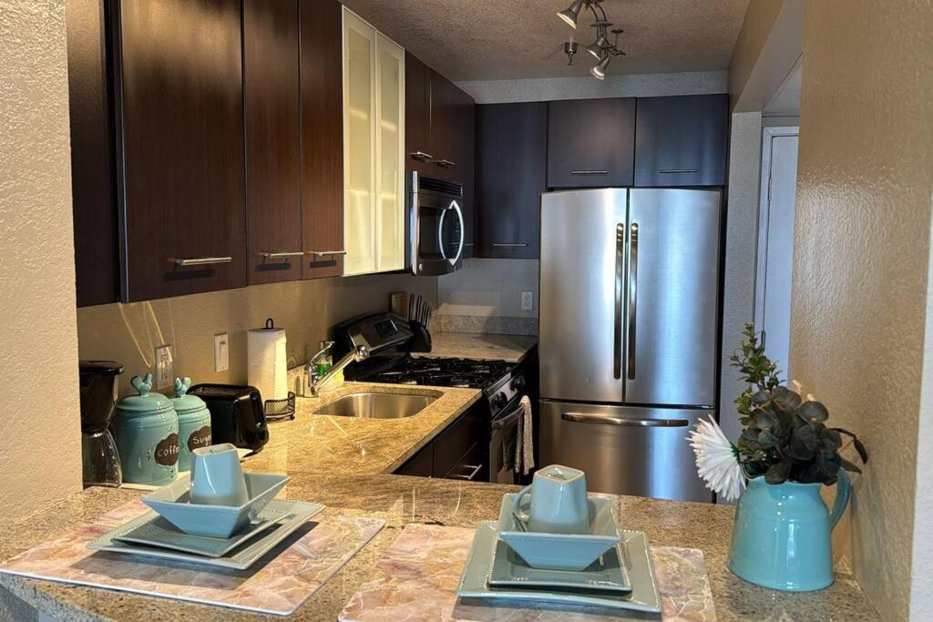 Perfect Hollywood Blvd Apartment *