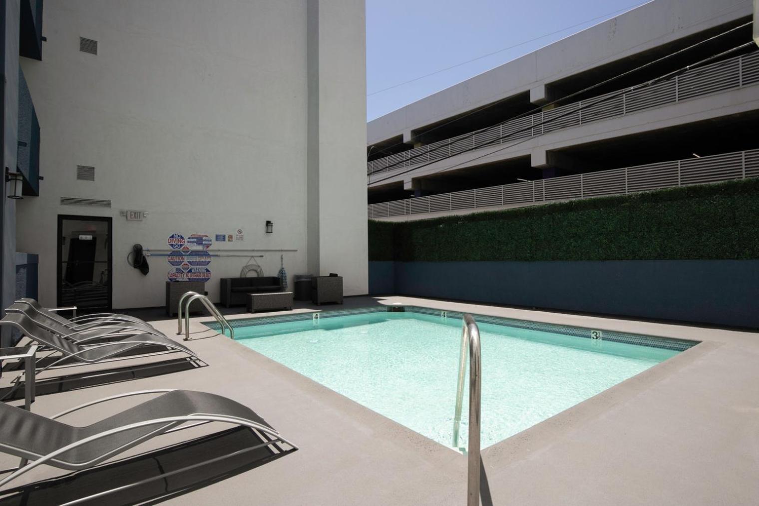Brentwood W Pool Nr Ucla Whole Foods Lax-290