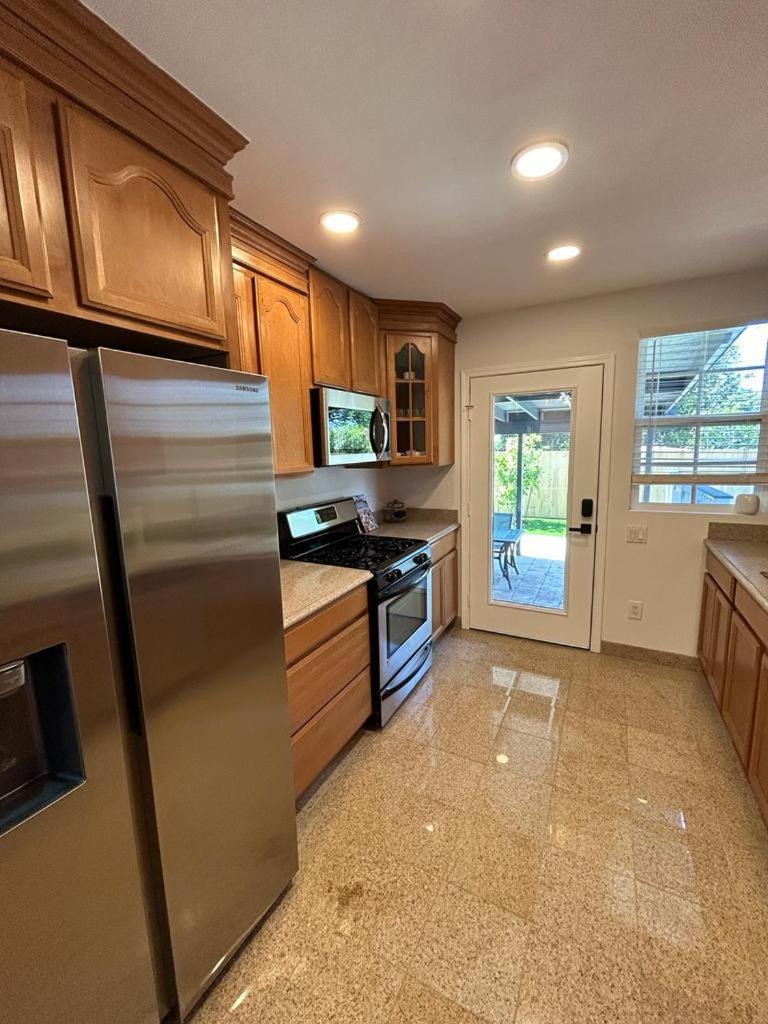 Beautiful Encino House With Backyard, Deck & Patio Holiday home