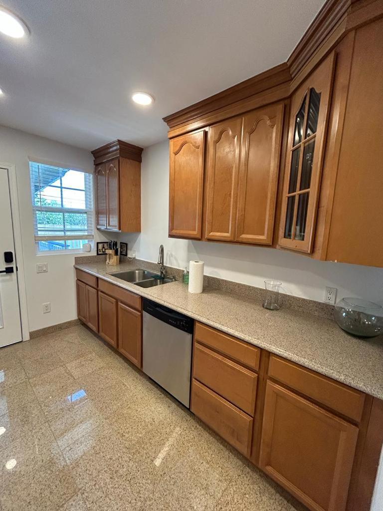 Beautiful Encino House With Backyard, Deck & Patio Los Angeles