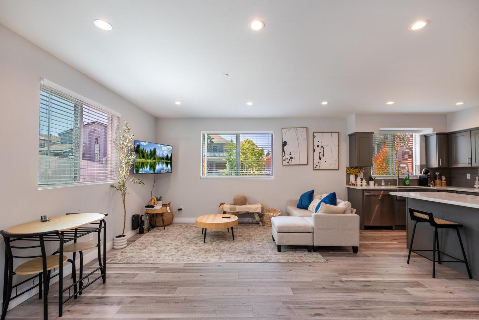 Elegant Apt In La With 4br And 4 Ba Sleeps *