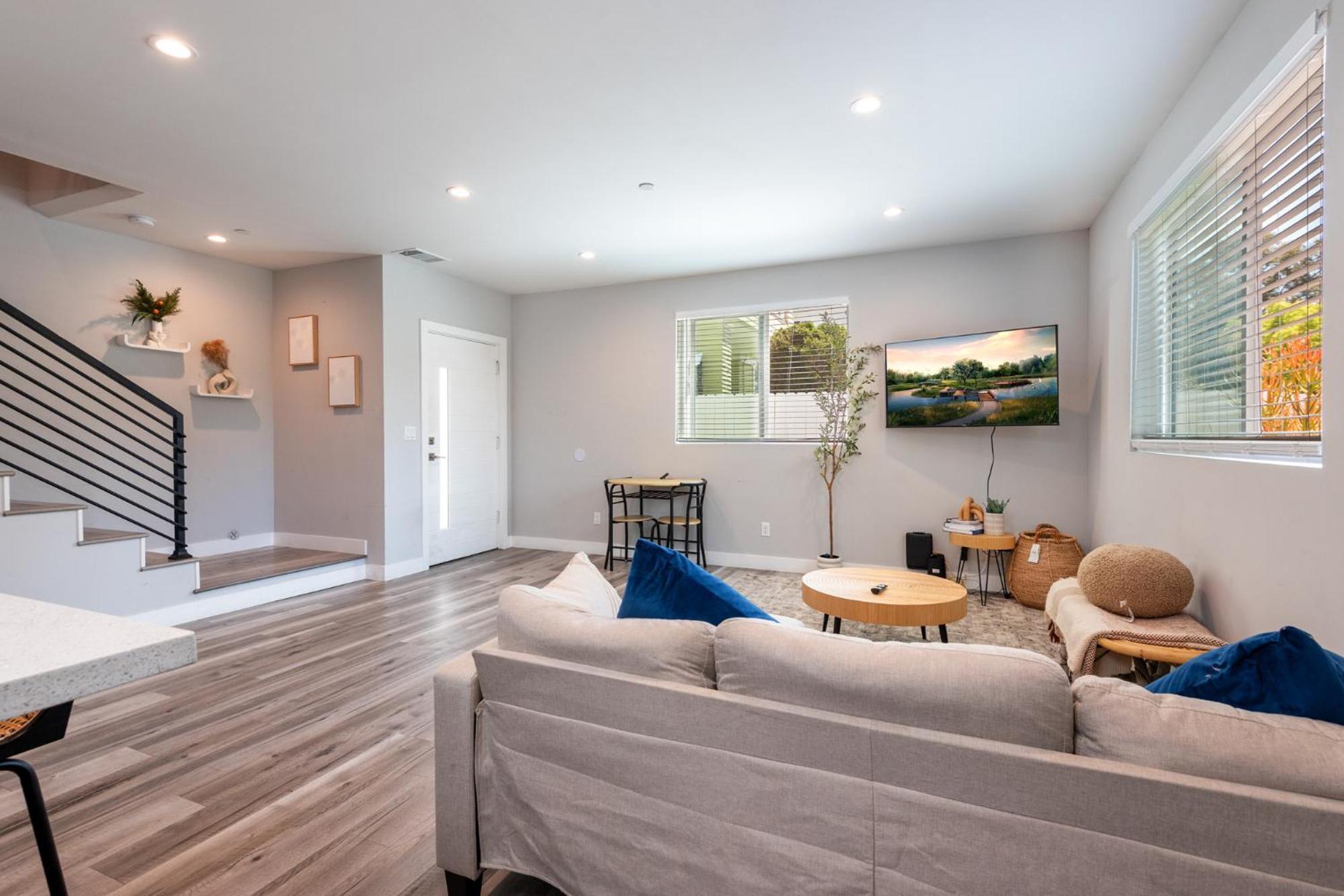 Elegant Apt In La With 4br And 4 Ba Sleeps