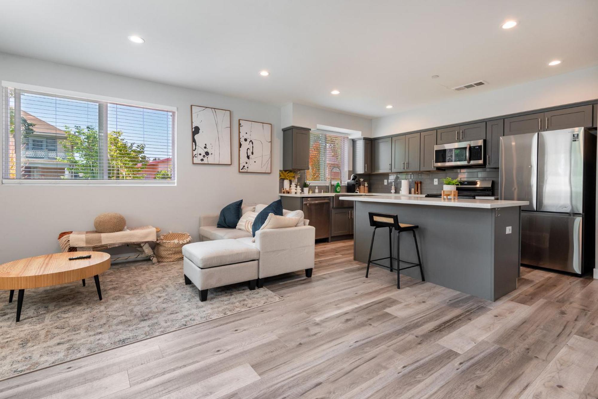 Elegant Apt In La With 4br And 4 Ba Sleeps *