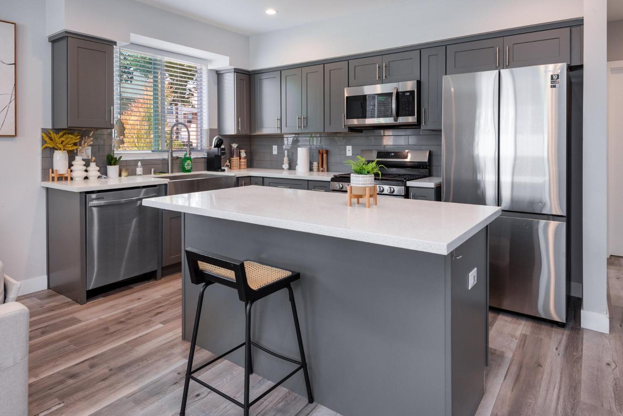 Elegant Apt In La With 4br And 4 Ba Sleeps *