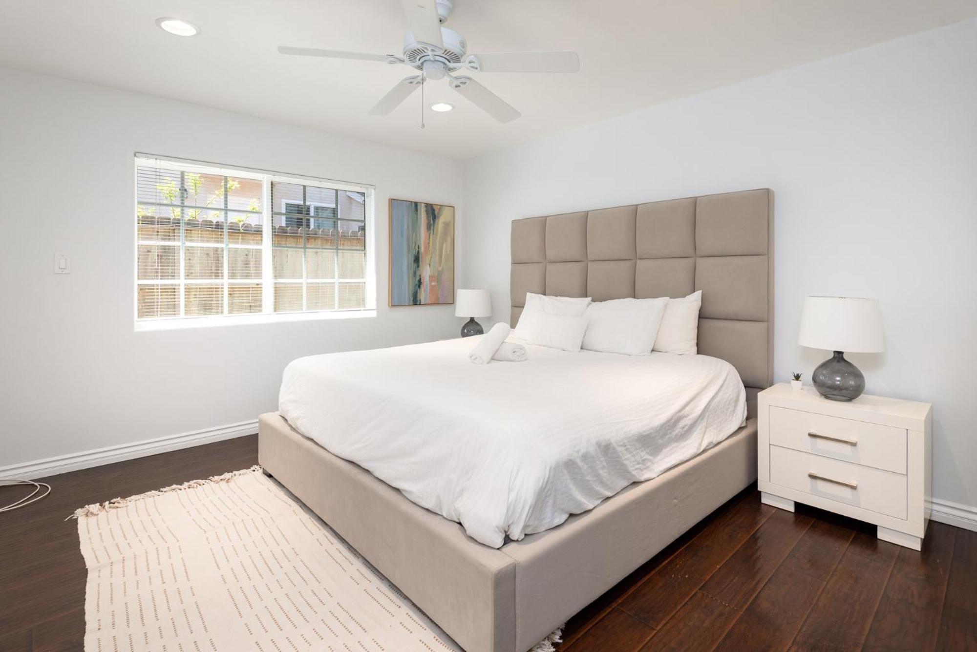 Luxe Spacious In Tarzana