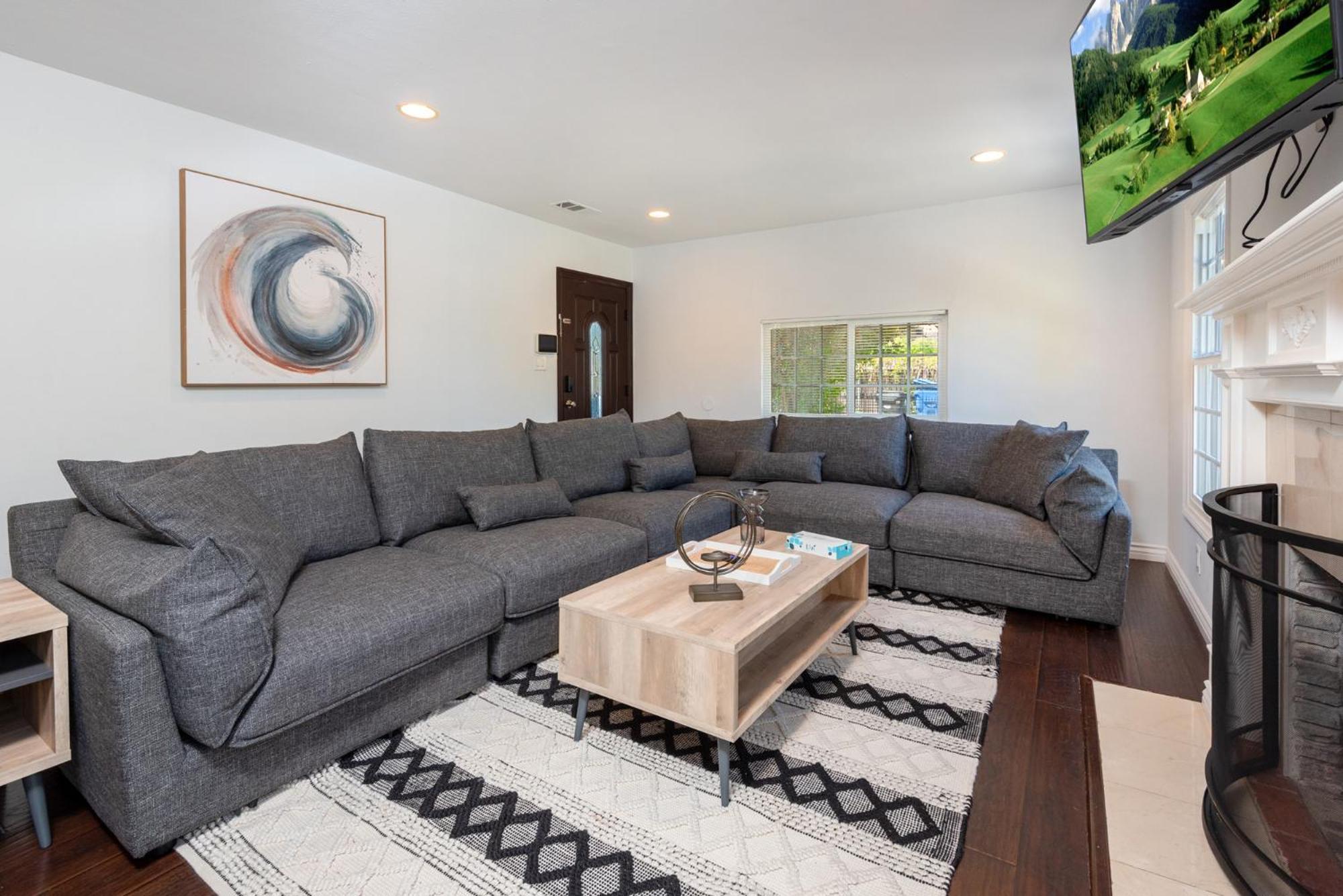 Luxe Spacious In Tarzana Los Angeles