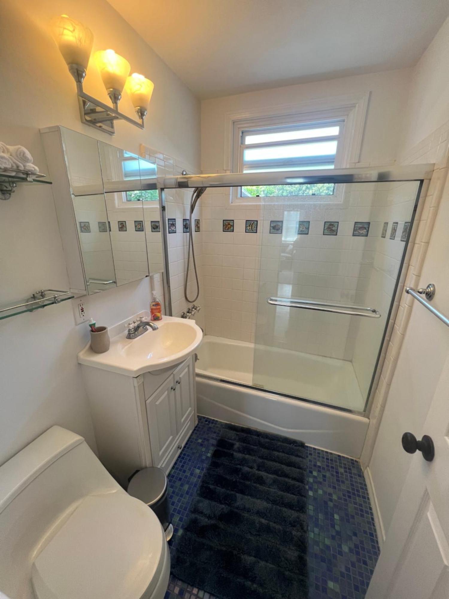 Beautiful Encino House With Backyard, Deck & Patio *