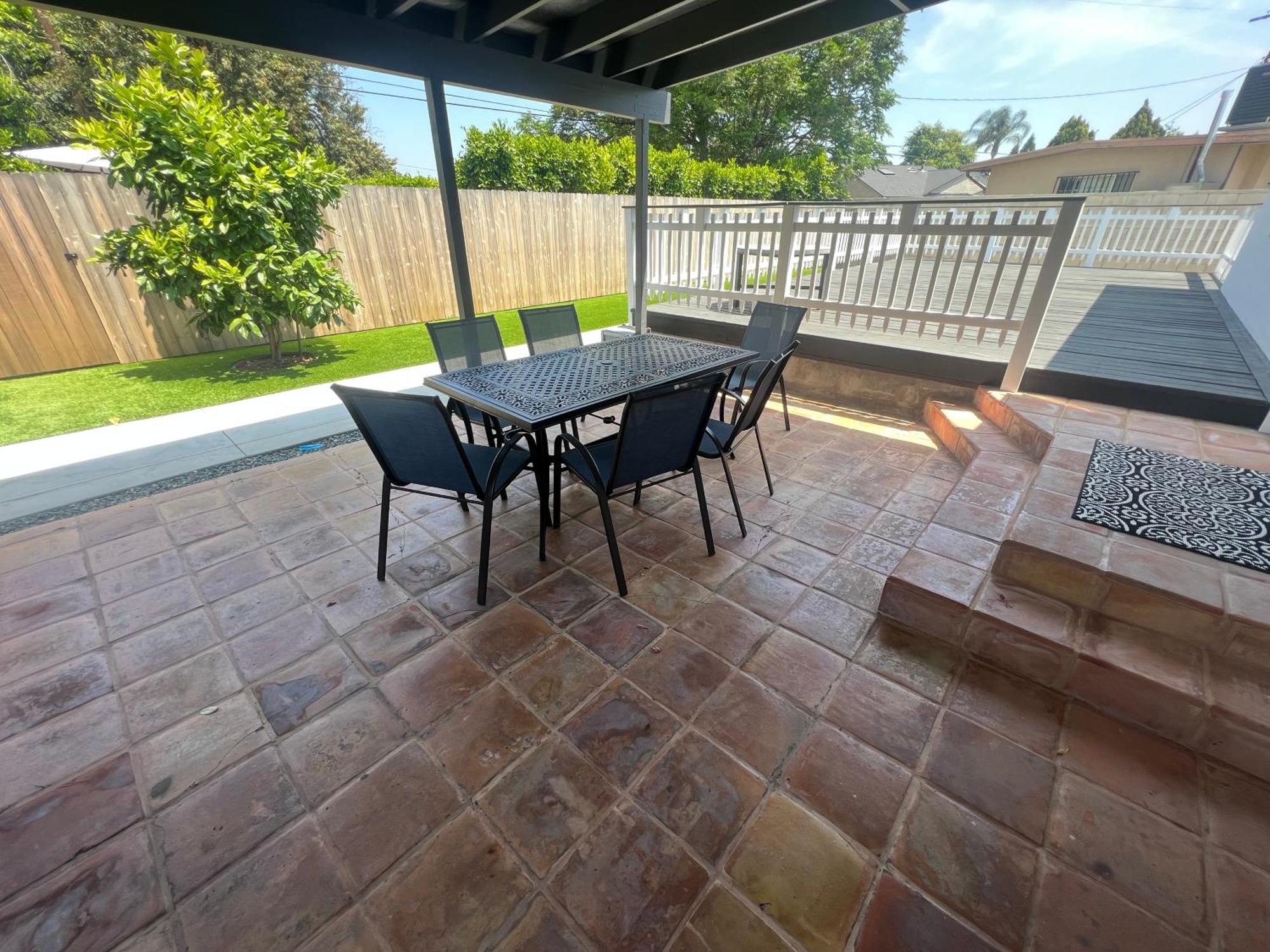 Beautiful Encino House With Backyard, Deck & Patio