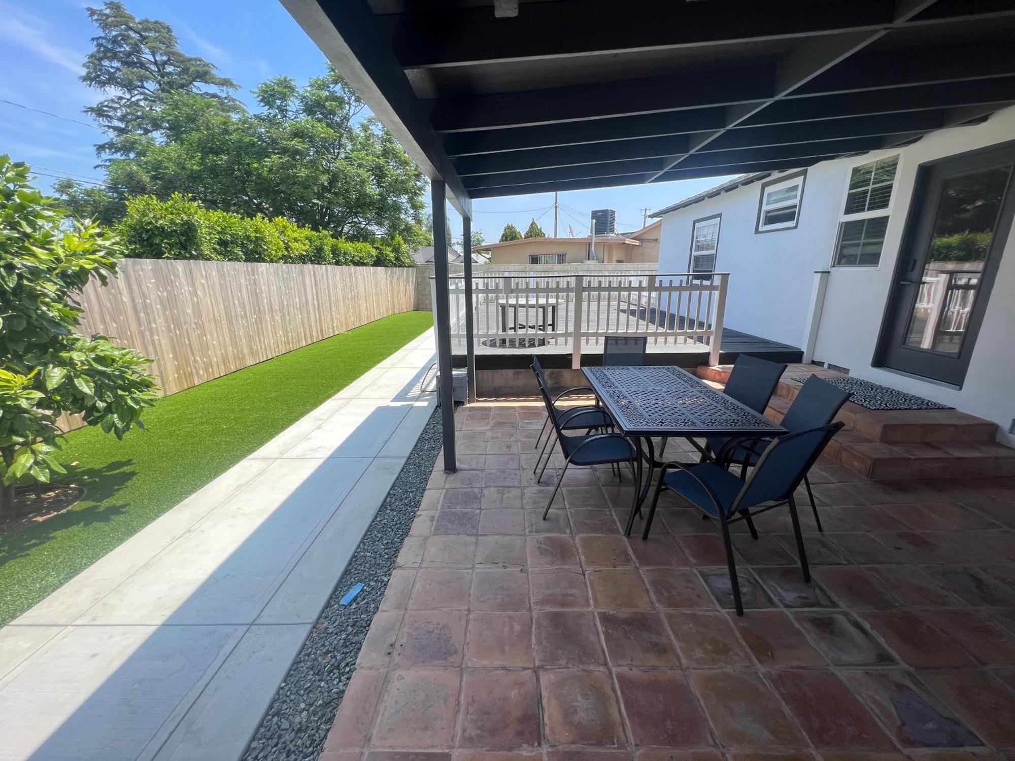 Beautiful Encino House With Backyard, Deck & Patio Holiday home *