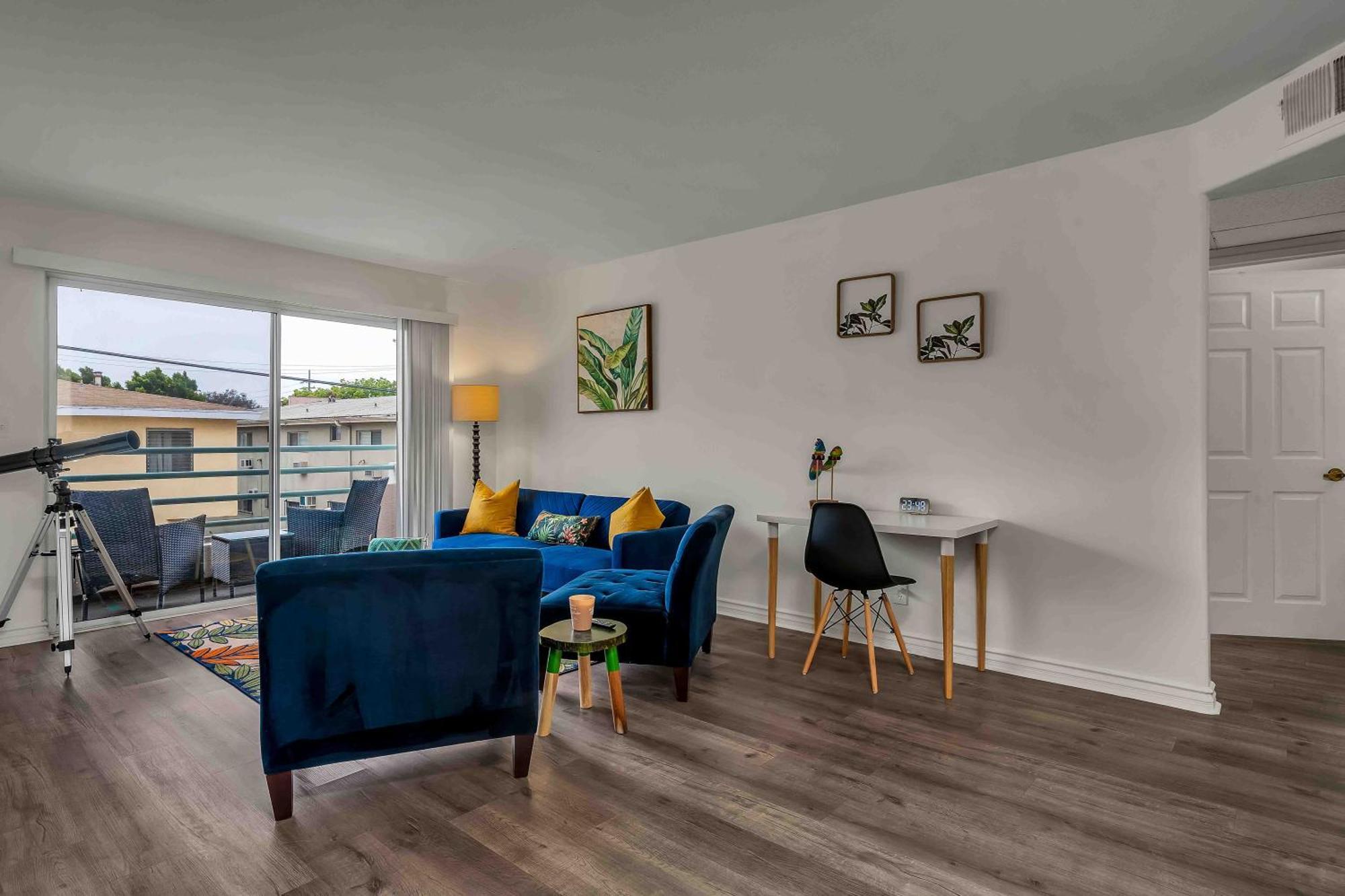 Spacious 2 Bedroom Retreat Near Beverly Hills With Free Parking *
