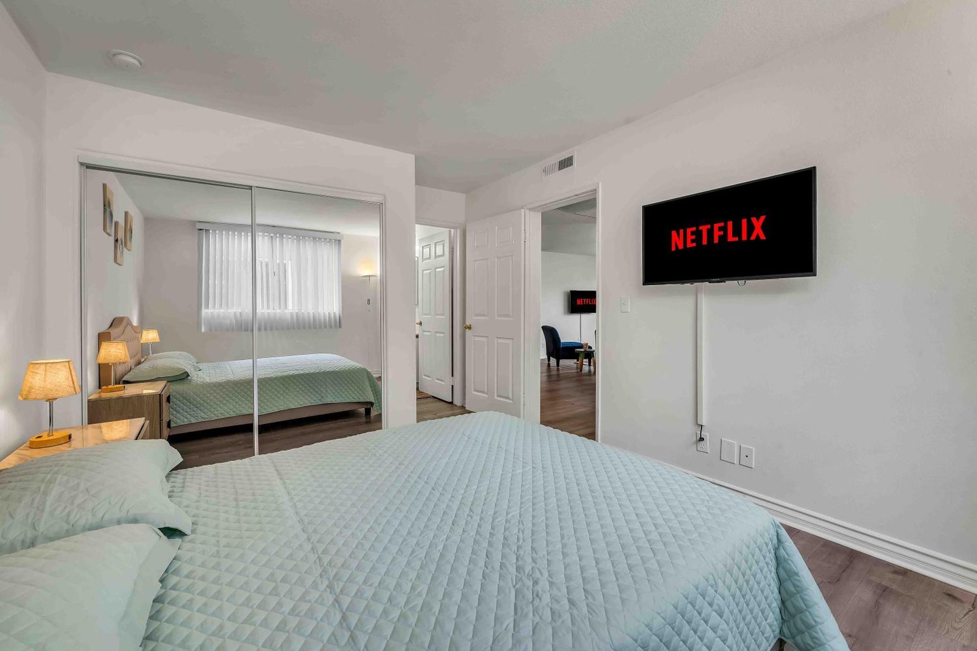 Spacious 2 Bedroom Retreat Near Beverly Hills With Free Parking