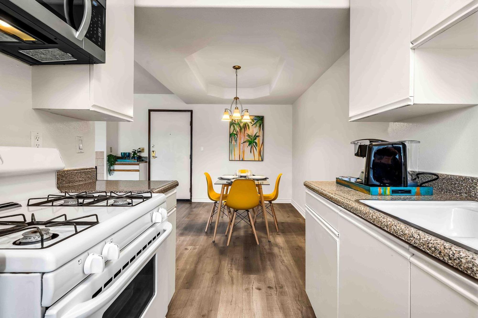Spacious 2 Bedroom Retreat Near Beverly Hills With Free Parking *