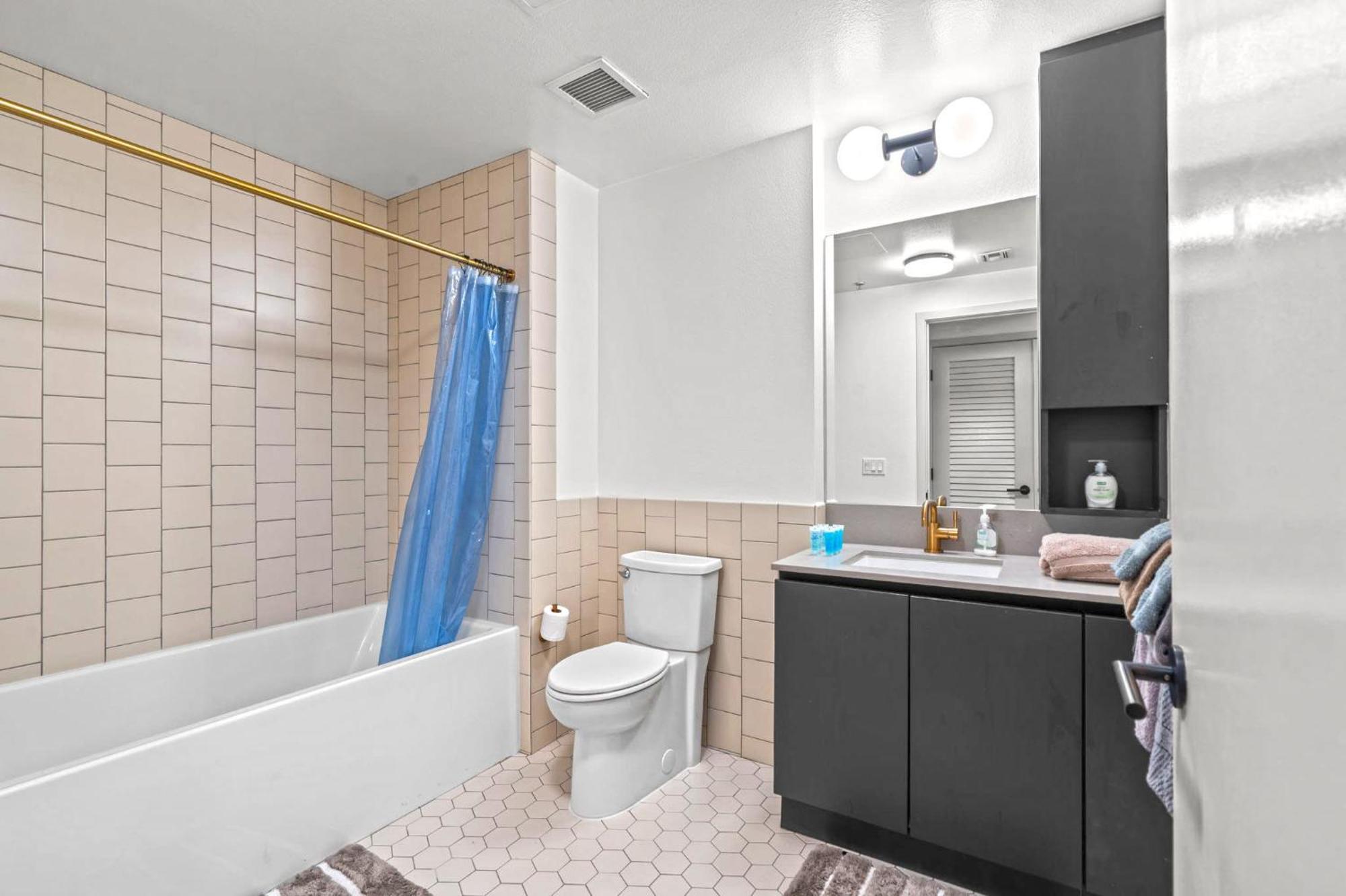 Hollywood Walk Of Fame On Site Free Parking Pool Sauna Gym Included *